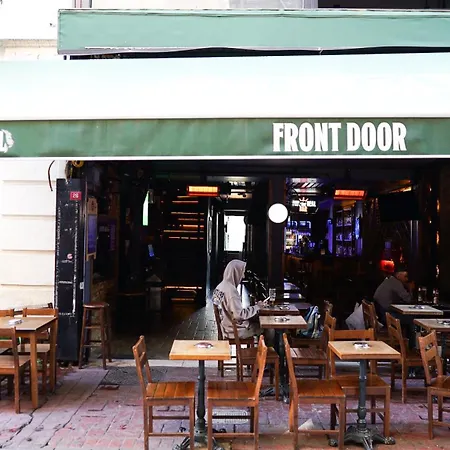 Front Door Bed and Breakfast 2*